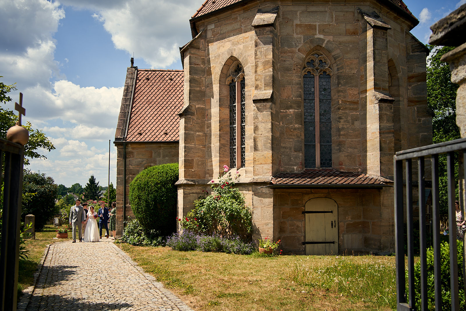 Die Hochzeitsgesellschaft verlässt nach der kirchlichen Trauung die Matthäuskirche